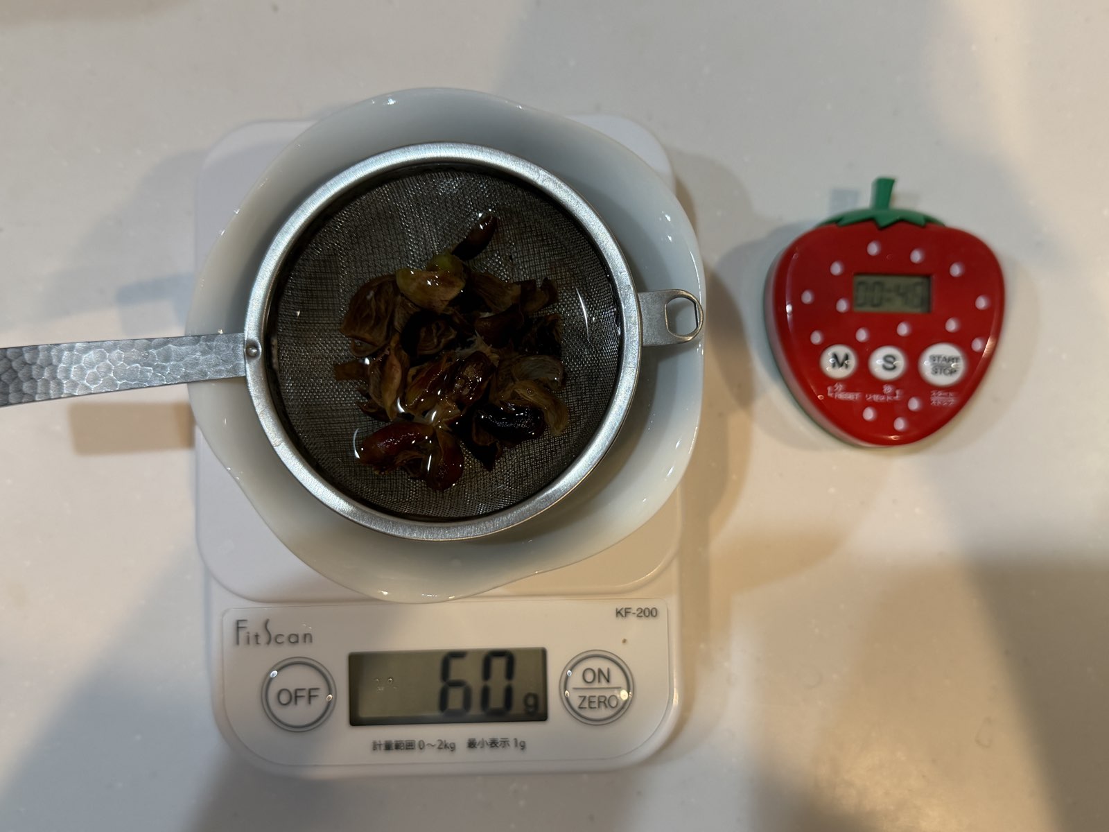 60mlとお湯・茶漉し・タイマー
