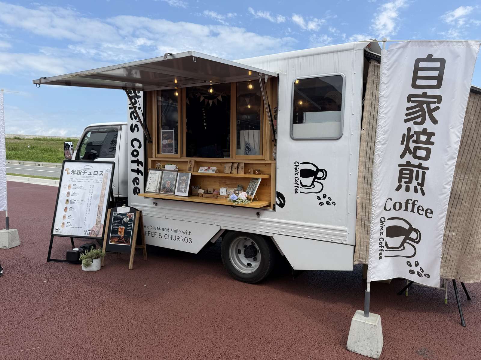 「自家焙煎」の幟が立つキッチンカー外観
