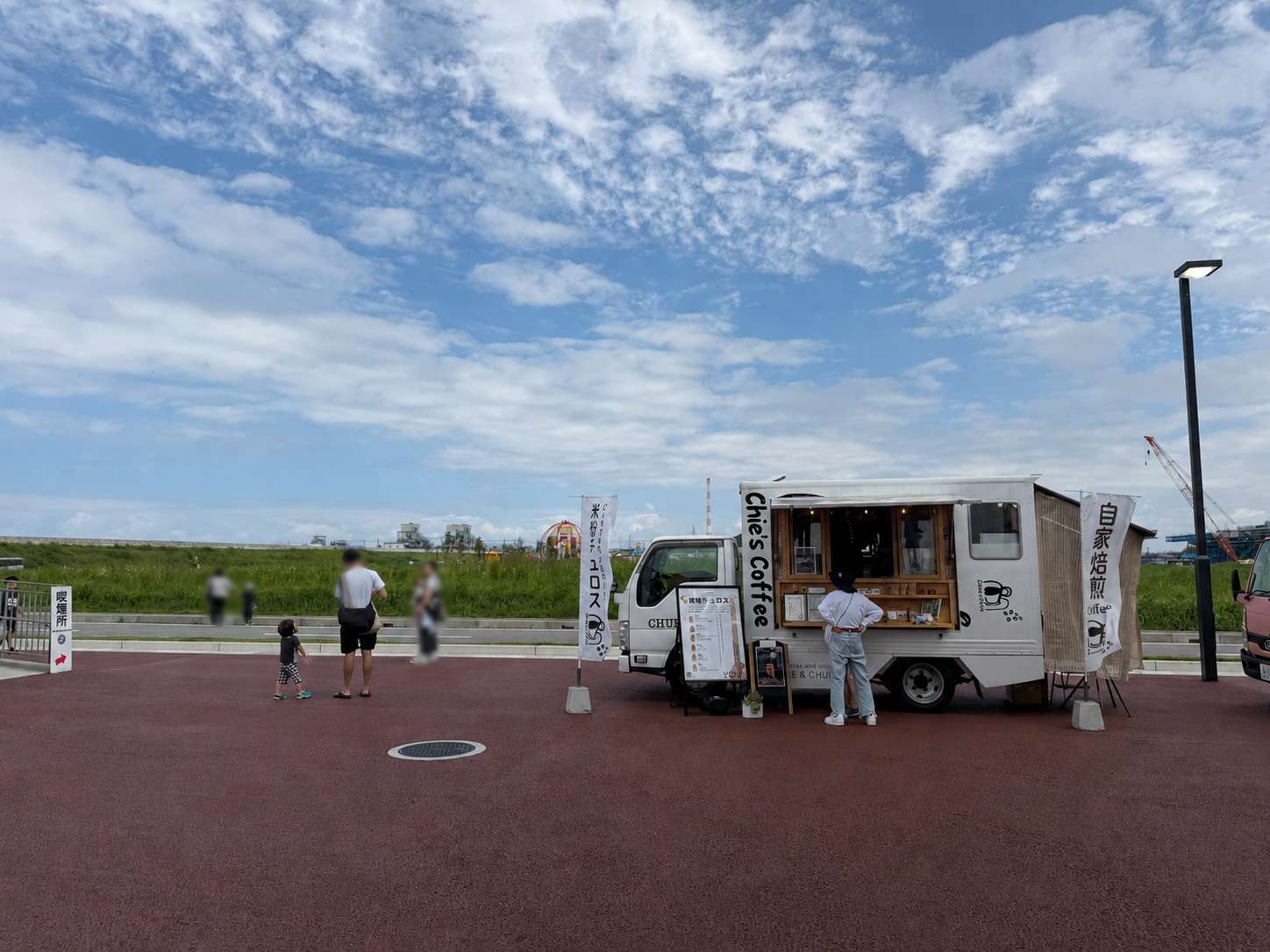 Chie's Coffeeのキッチンカー全景。青空と幟