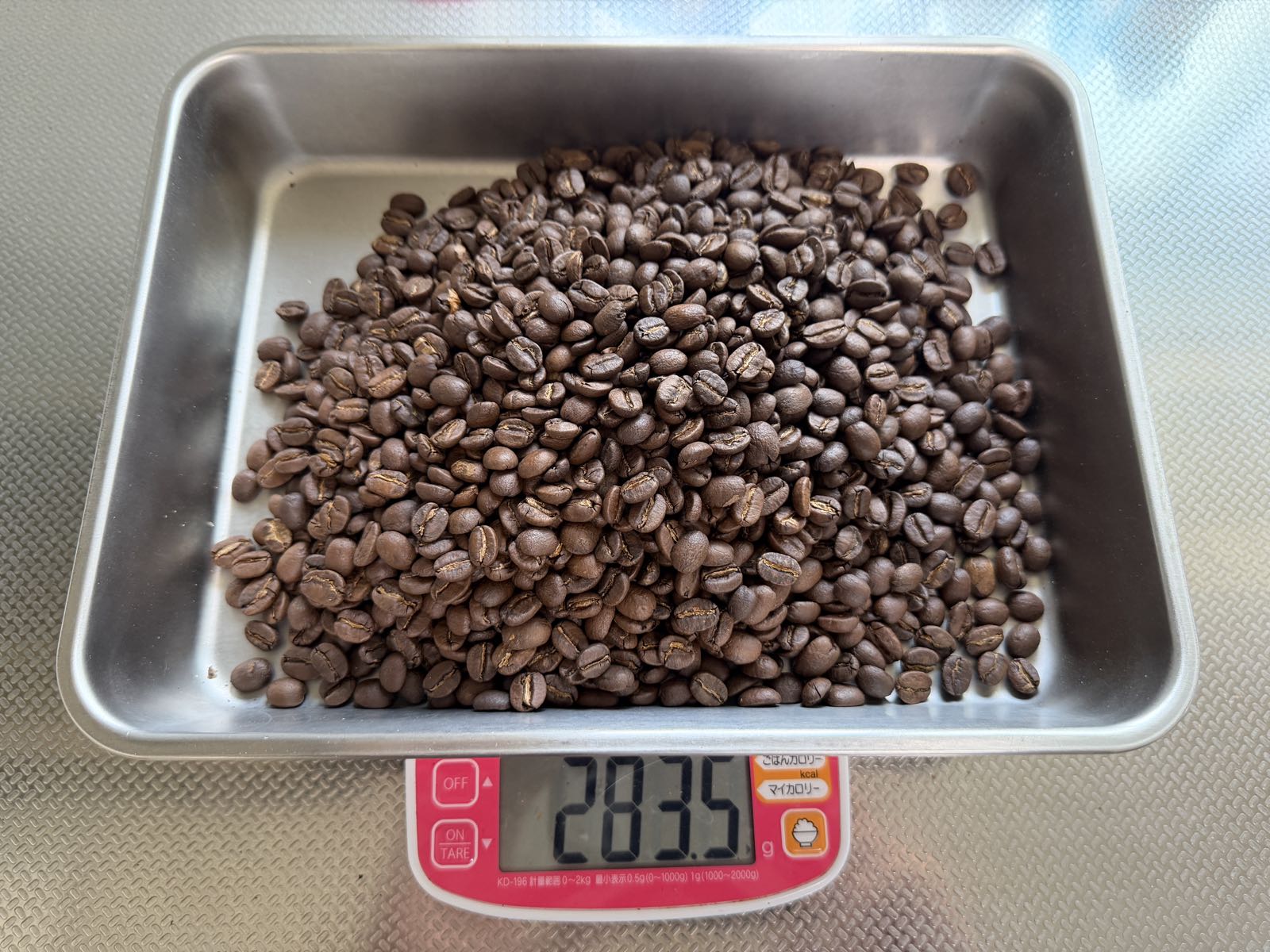 焙煎豆の重さを量る様子