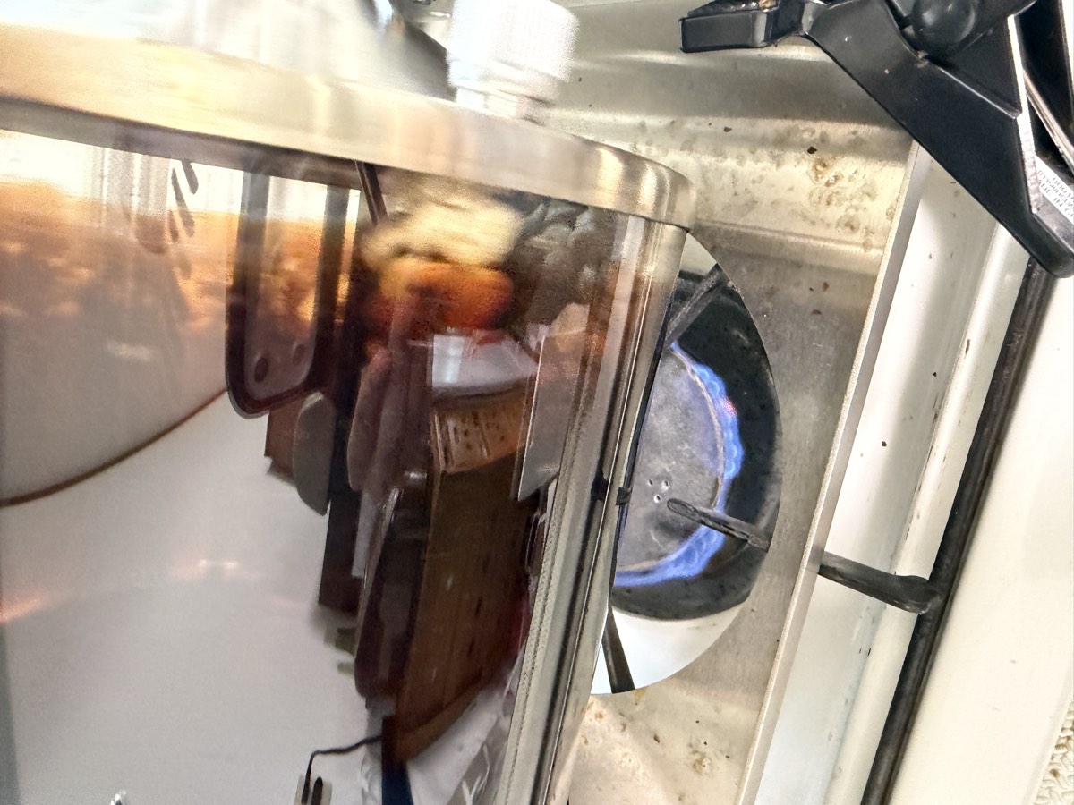 ガス火での焙煎アップ（炎と豆が見える）