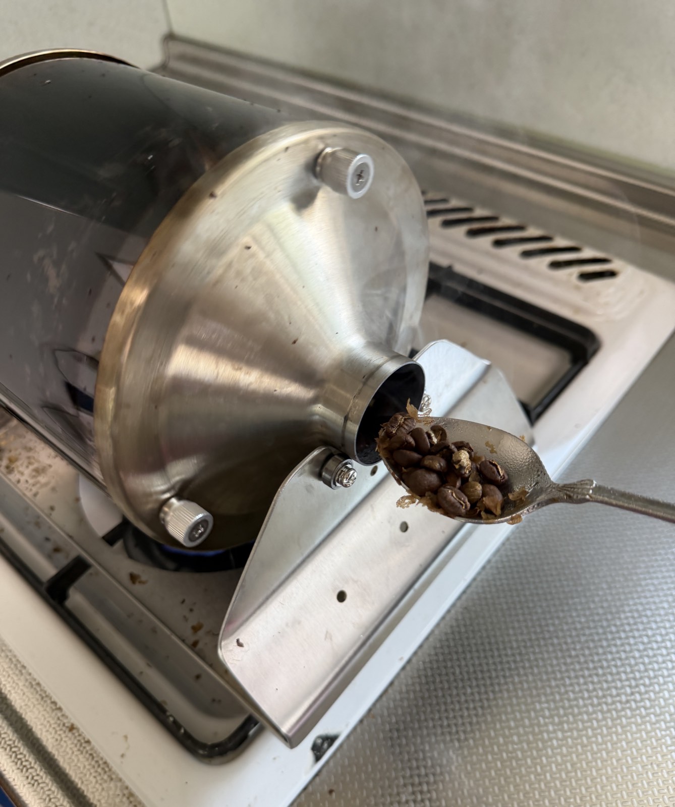 スプーンで豆の状態を確認する様子